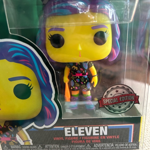 Funko Pop! Stranger Things - Eleven #802 Blacklight (Special Edition) - Picture 2 of 9